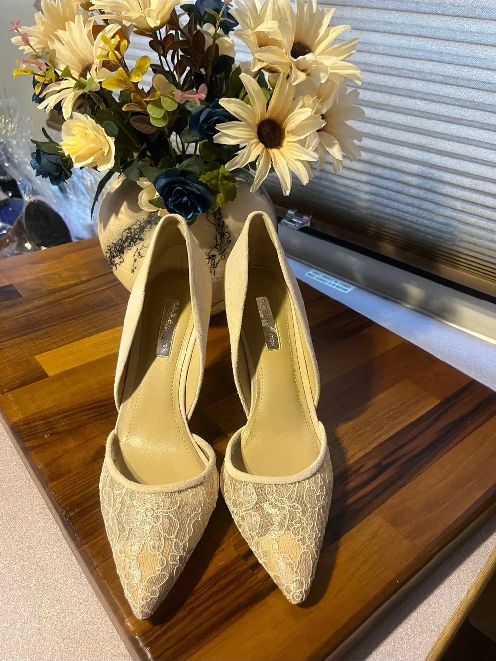 New gorgeous  Women's Lace Pointed-Toe Pumps in Cream